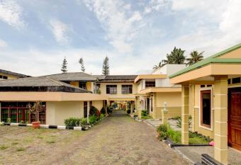 RedDoorz Plus At Megamendung Puncak Bogor allows 18 year olds to book a room