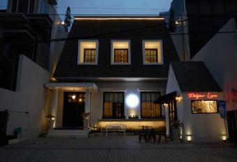 Mooi House By Ziri allows 18 year olds to book a room