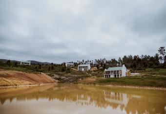 Blue Crane Farm Lodge has rooms with a private hot tub