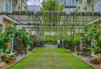 The Peak Guest House has Balcony rooms