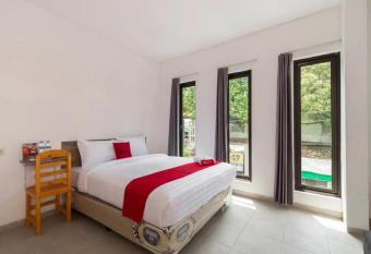 RedDoorz near Kaza Mall Surabaya allows 18 year olds to book a room