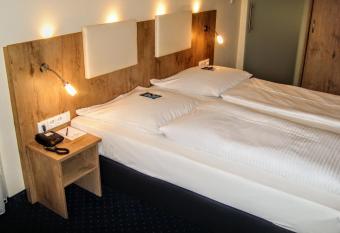 Hotel Daniel allows 18 year olds to book a room