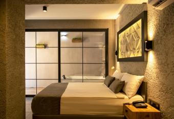 Mielo Lara Hotel has rooms with a private hot tub