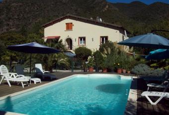 La Riviere Lune allows 18 year olds to book a room