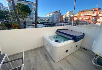 Marina Suites & Apartments 4 stelle S has rooms with a private hot tub