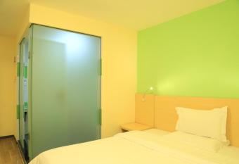 7Days Inn Guiyang Ergezhai allows 18 year olds to book a room