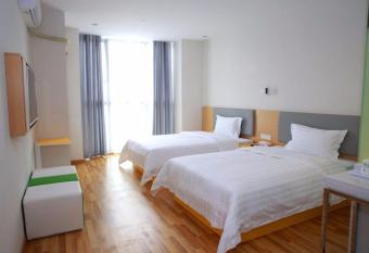 7 Days Guiyang North Station allows 18 year olds to book a room
