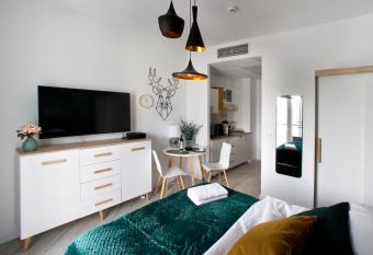 Prymasa Tysiaclecia - P&O Serviced Apartments allows 18 year olds to book a room