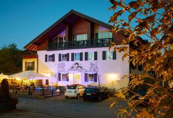 Hotel zum Maximilian allows 18 year olds to book a room