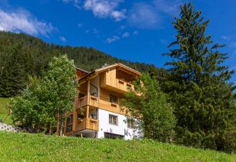 L  ch dl J  inder has Balcony rooms