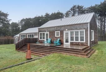 Sunset Beach Getaway has Balcony rooms