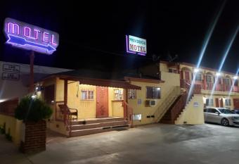 Providencia Motel allows 18 year olds to book a room