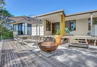 On the Hill at Metung allows 18 year olds to book a room