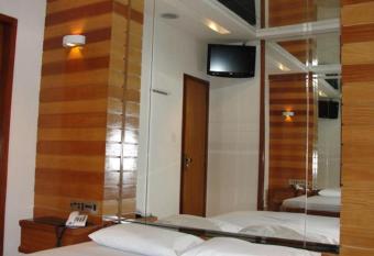 Hotel Gomes Freire (Adult Only) has rooms with a private hot tub