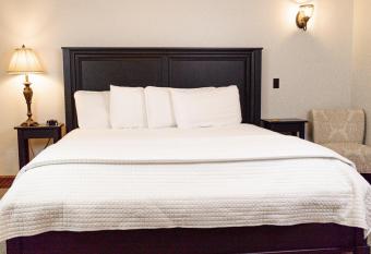 Hillside Villa Ohio has Balcony rooms