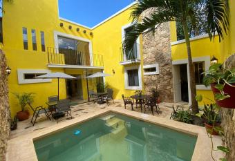 Los Candiles has Balcony rooms