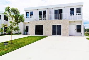 The Twin White House - Winter Promotion New & Luxurious Hurricane Proof near MIA Airport has Balcony rooms