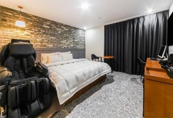 Hotel Ryu allows 18 year olds to book a room