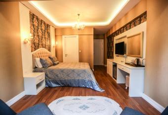 Thermal Saray Hotel & Spa Yalova has rooms with a private hot tub