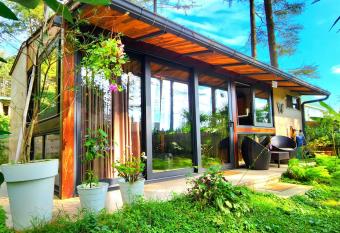 House & Yard Sesil XS 60m to beach has Balcony rooms