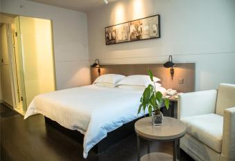 Jinjiang Inn Select Qiaosinan Metro Station, Hangzhou allows 18 year olds to book a room