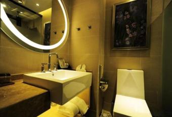 Lavande Hotel Guiyang Huaguoyuan Shopping Mall allows 18 year olds to book a room