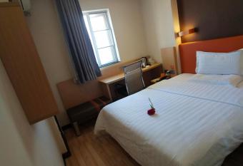 7Days Premium    Guiyang Baoshan South Road allows 18 year olds to book a room