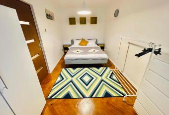 Modern place to Stay-self check-in nonstop 24h-wifi allows 18 year olds to book a room