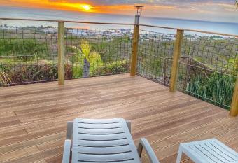 Paradis Tropical appart hotel allows 18 year olds to book a room