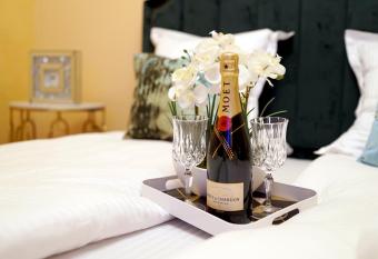 pensiunea medellin allows 18 year olds to book a room