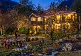 The Magnolia Estate with a sprawling lawn allows 18 year olds to book a room