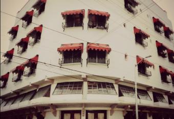 Fundador allows 18 year olds to book a room