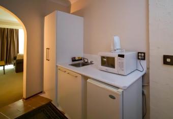 Hamilton s Queanbeyan Motel has rooms with a private hot tub