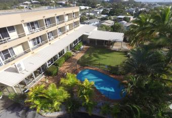 Camelot Motel has rooms with a private hot tub