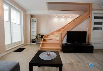 Family house with backyard allows 18 year olds to book a room