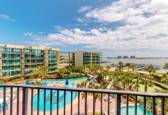 Phoenix On The Bay has Balcony rooms
