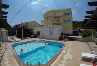 Apartments Romana has Balcony rooms