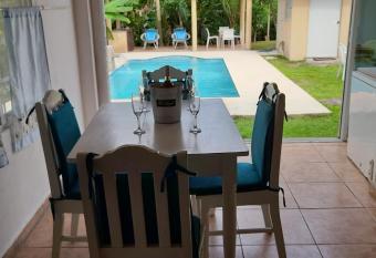 Tu casa de playa, Menus del Mar, te espera pronto allows 18 year olds to book a room