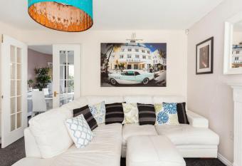 Inspiring Home Near The Centre of Leeds allows 18 year olds to book a room