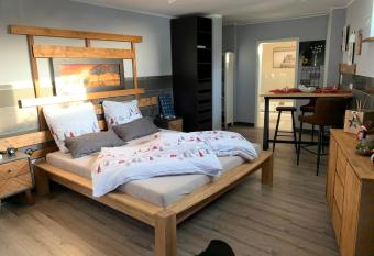 Stadtvilla Intzeplatz - Apartment R  gen has rooms with a private hot tub