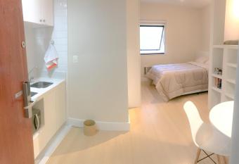 Tudo pr  ximo a voc   has rooms with a private hot tub