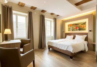 Les chambres du domaine allows 18 year olds to book a room