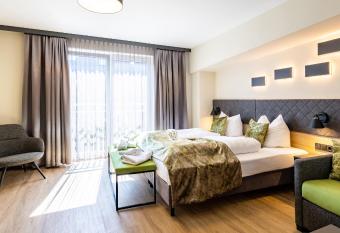 Hotel zur B  rse allows 18 year olds to book a room