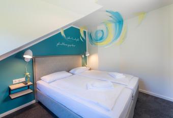 Hotel & Restaurant M  hlengl  ck allows 18 year olds to book a room