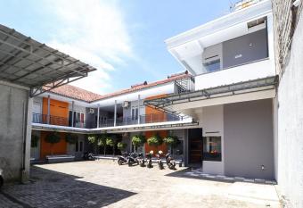 RedDoorz At Merdeka Street Garut allows 18 year olds to book a room