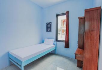 OYO Life 3183 Kost Putri Biru Sigura-gura allows 18 year olds to book a room