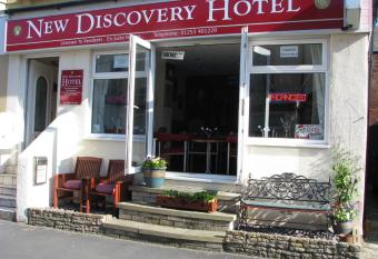 MyRoomz New Discovery Hotel allows 18 year olds to book a room