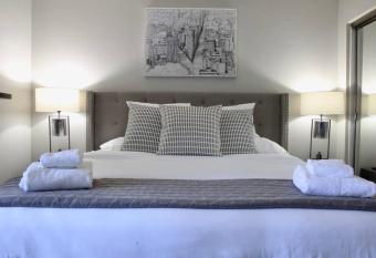 Free Parking - CHOC and St Joseph's Hospital Adjacent - 1 bedroom Apartment allows 18 year olds to book a room