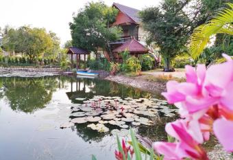 Pranpalun                             allows 18 year olds to book a room