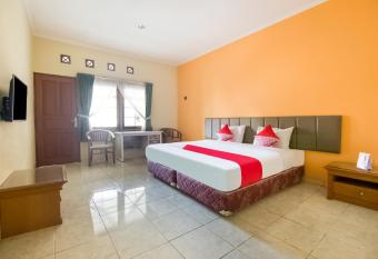 SUPER OYO 3335 Wisma Langen Werdhasih allows 18 year olds to book a room